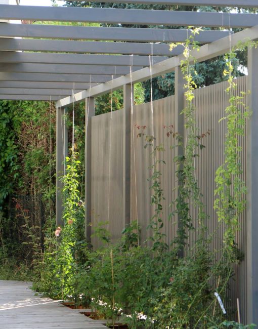 Moderne Pergola mit Sichtschutz und Holzterrasse in Lärche grau geölt