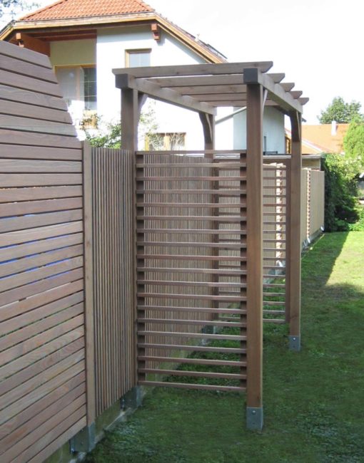 Pergola im Garten mit Rankhilfe zum Bewachsen und Sichtschutzwände / Sichtschutzzaun in Lärche aus Österreich