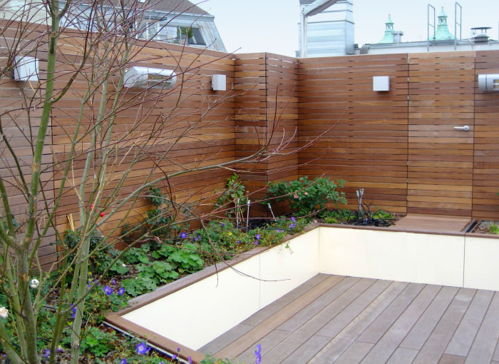 Individuelle Sichtschutzlösung in Holz: Exklusive Terrassengestaltung nach Maß mit Rhombus-Feldern