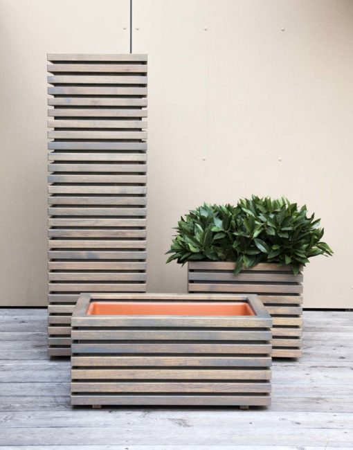 Design in Garten und Terrasse – Moderne Design Pflanzbehälter / Pflanztröge Tavola in Holz (Akazie/Robine) von WALLI Wohnraum Garten