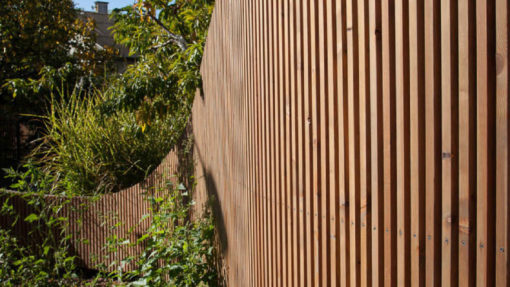 Moderner Holzzaun für BioWinzer WALLI Wohnraum Garten