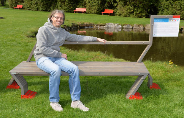 Gartentischler Siegfried Walli nimmt Platz auf der "fabelhaften Laufbank" im Kurpark Bad Schönau