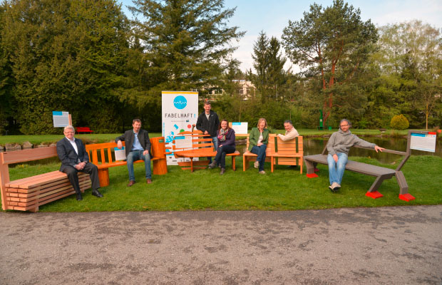 „Erzählende Bänke“ im Park Schönau