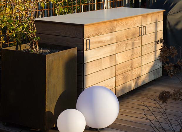 Exklusive Holzterrasse mit Lounge Sofa | WALLI Wohnraum Garten