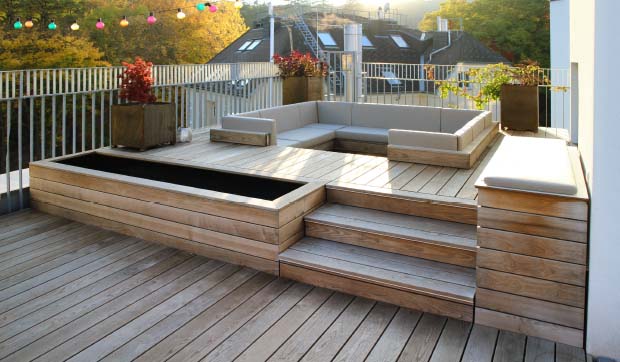 Traumterrasse nach Maß: Holzterrasse in Thermoesche mit Podest und integriertem Lounge-Möbel-Sofa mit Allwetterkissen von WALLI