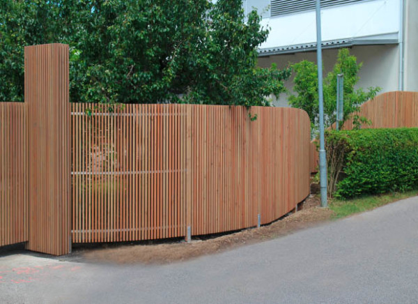 Moderner Holzzaun für BioWinzer WALLI Wohnraum Garten