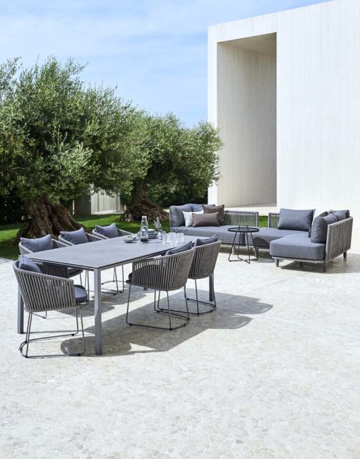 Outdoor-Möbelserie Moments: Stuhl, Sofa und Modulsofa im exklusiven Design