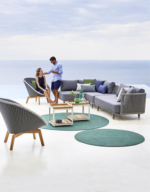 Moments Outdoor Modul Sofa und Peacock Lounge Chair von Cane-line bei WALLI Wohnraum Garten