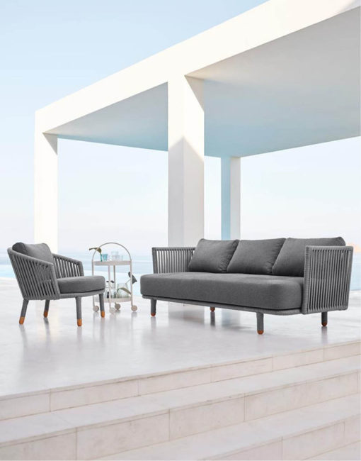 3-Sitzersofa und Lounge Chair Moments – exklusive Gartenmöbel von Cane-line bei WALLI