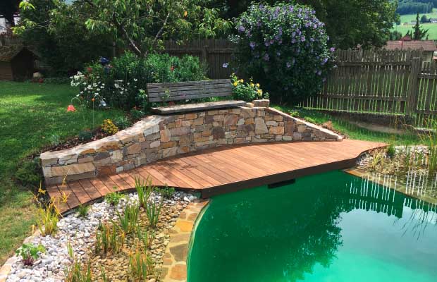 Kleine, natürliche Terrasse aus Holz für den Schwimmteich