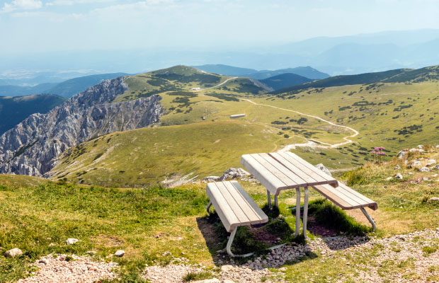 Exklusive Tisch-Bank in Lärche für die Wiener Alpen in Niederösterreich von WALLI Gartenmöbel