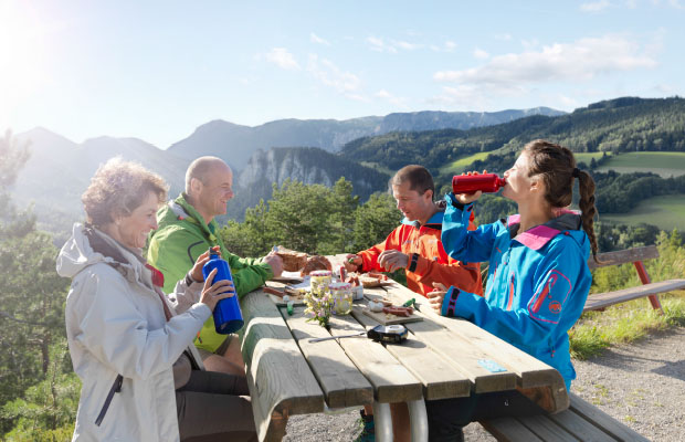 Outdoor-Möbel aus Holz für Ihr Gewerbe nach Architektenentwurf