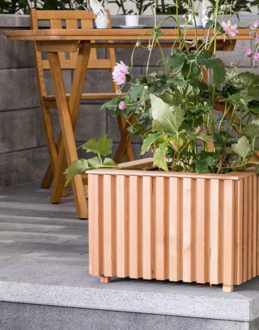 Pflanzkiste aus Lärchenholz im modernen Design für Garten und Terrasse in bester Tischlerqualität